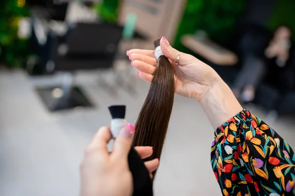 Professioneller Friseur Demonstriert Haarproben Für Verlängerung Schönheitssalon — Stockfoto