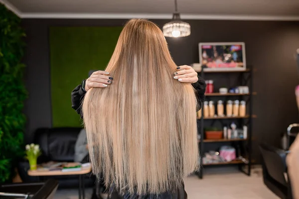Blonda Fată Demonstrează Extensii Păr Într Salon Înfrumusețare — Fotografie, imagine de stoc