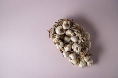 Hafif arkaplanda mis kokulu sarımsak çelengi var. Tarım ve tarım