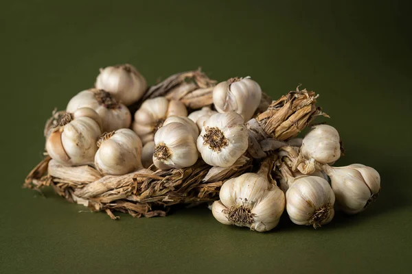 Zeytin zemininde mis kokulu sarımsak çelengi var. Tarım ve tarım