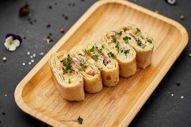 Peynirli ve domatesli pide ekmeği. Koyu arkaplanda küçük sandviçlerin çeşitli karışımları. Restoran menüsü için fotoğraf