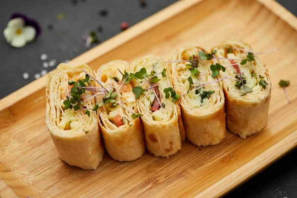 Peynirli ve domatesli pide ekmeği. Koyu arkaplanda küçük sandviçlerin çeşitli karışımları. Restoran menüsü için fotoğraf