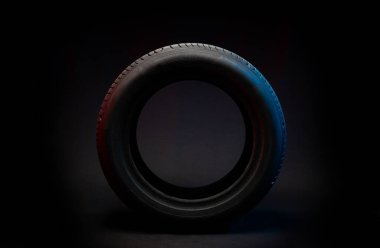 Yeni araba lastiği. Karanlık arka planda yol çarkı. Asimetrik lastik dizaynlı Summer Lastiği. Araba sürme kavramı. 