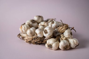 Hafif arkaplanda mis kokulu sarımsak çelengi var. Tarım ve tarım