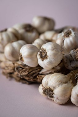 Hafif arkaplanda mis kokulu sarımsak çelengi var. Tarım ve tarım