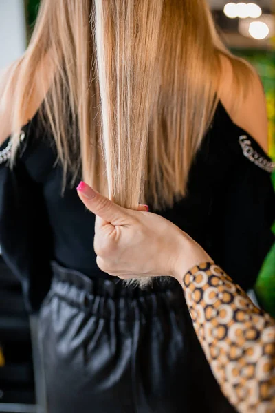 Professionele Kapper Voorbereiding Van Blond Haar Voor Extensies Een Schoonheidssalon — Stockfoto
