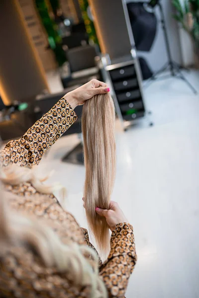 Professioneller Friseur Bereitet Blondes Haar Für Verlängerungen Schönheitssalon Vor — Stockfoto