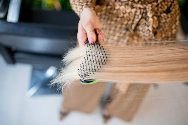 Professional Hairdresser Prepares Blonde Hair Extensions Combs Them Beauty Salon — Stock Photo, Image
