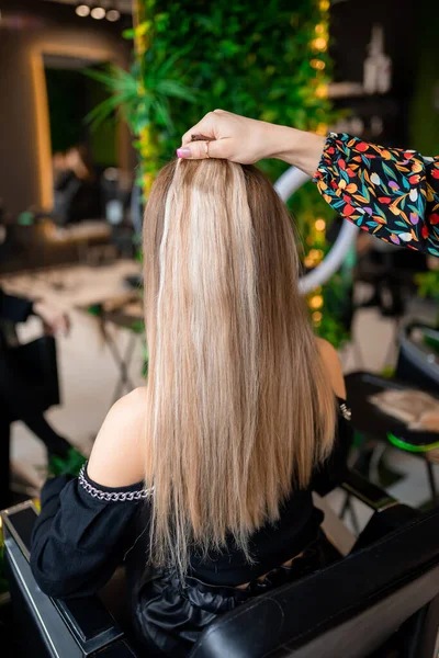 Een Professionele Kapper Bereidt Blond Haar Voor Extensies Een Schoonheidssalon — Stockfoto