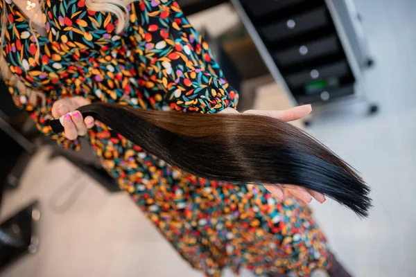 Profesionální Kadeřník Demonstrující Vzorky Vlasů Pro Rozšíření Salonu Krásy — Stock fotografie
