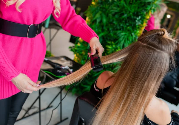 Professionele Kapper Bereidt Blond Haar Voor Extensies Rechtzetten Een Schoonheidssalon — Stockfoto