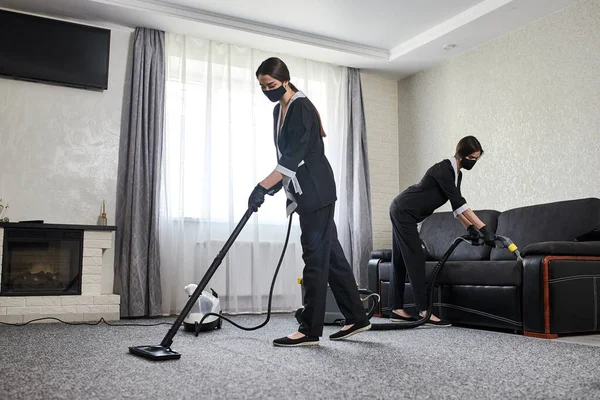 Les Employés Entreprise Nettoyage Enlèvent Saleté Des Meubles Appartement Aide — Photo