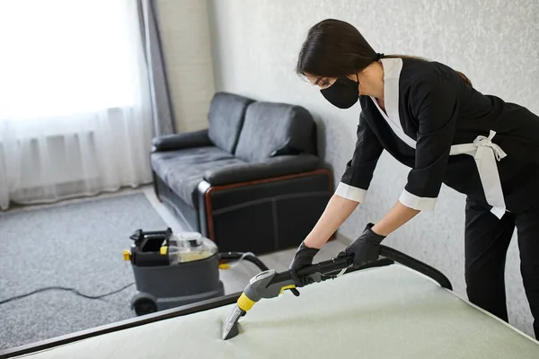 Sprzątanie Pracownik Firmy Usuwając Brud Mebli Mieszkaniu Profesjonalnym Sprzętem Kobieta — Zdjęcie stockowe