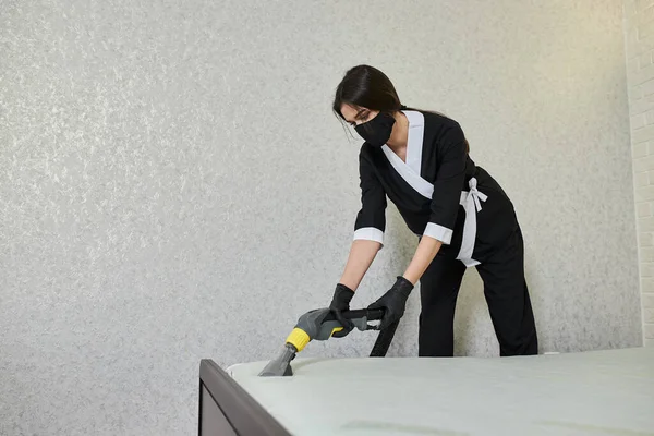 Sprzątanie Pracownik Firmy Usuwając Brud Mebli Mieszkaniu Profesjonalnym Sprzętem Kobieta — Zdjęcie stockowe