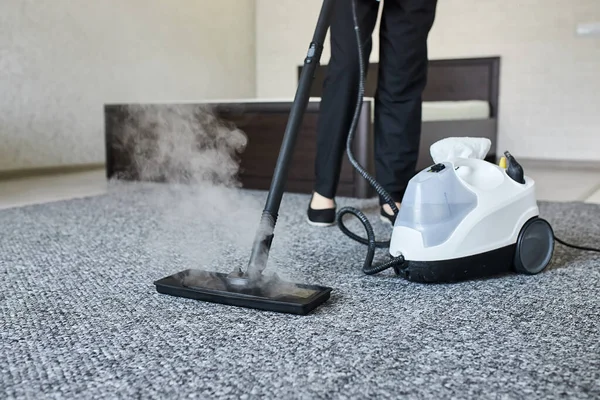 清洗服务公司员工用专业蒸汽清洗机将地毯上的污垢清理干净 — 图库照片