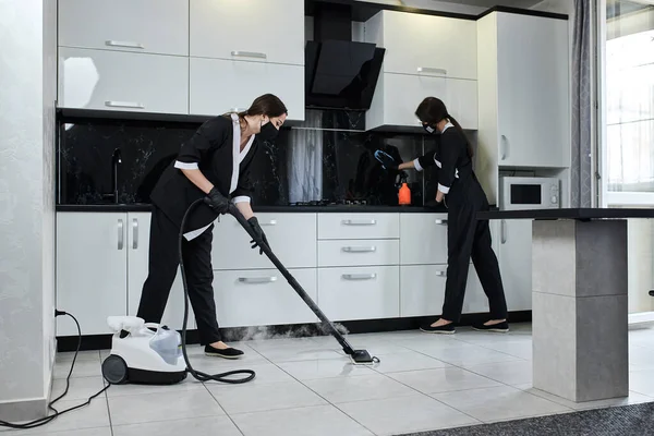 Schoonmaakbedrijf Medewerkers Verwijderen Schoonmaakkeuken Met Professionele Stoomreiniger Apparatuur — Stockfoto