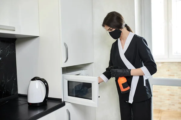 Professioneel Schoonmaakbedrijf Werknemer Rubber Handschoenen Verwijdert Vuil Uit Magnetron Met — Stockfoto