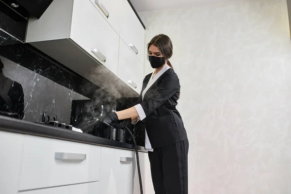 Schoonmaakbedrijf Werknemer Rubber Handschoenen Verwijderen Vuil Van Het Werk Top — Stockfoto