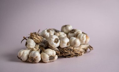 Hafif arkaplanda mis kokulu sarımsak çelengi var. Tarım ve tarım