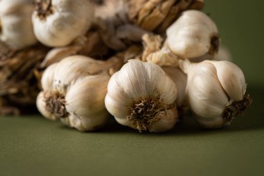 Zeytin zemininde mis kokulu sarımsak çelengi var. Tarım ve tarım