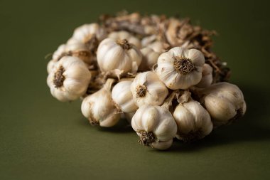 Zeytin zemininde mis kokulu sarımsak çelengi var. Tarım ve tarım