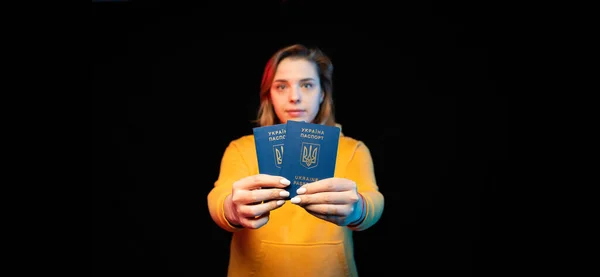 Ukrainas Nationella Pass Vacker Ukrainska Flicka Med Regeringspass Händerna Svart — Stockfoto