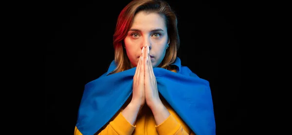 Beautiful Ukrainian Girl State Flag Prays Peace Ukraine Copy Space — стоковое фото