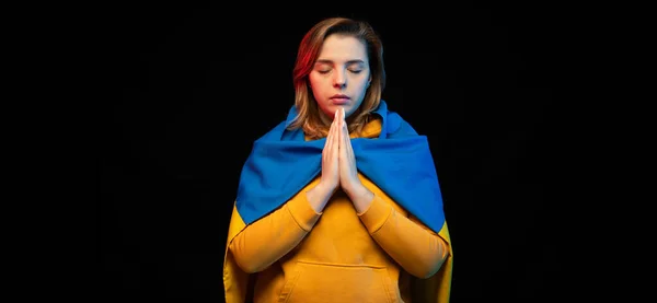 깃발을 아름다운 우크라이나 소녀는 우크라 이나의 평화를 기도한다 러시아 우크라이나 — 스톡 사진