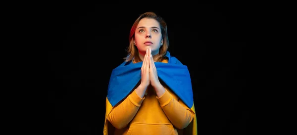 Красива Українська Дівчина Державним Прапором Молиться Мир Україні Копіюю Простір — стокове фото