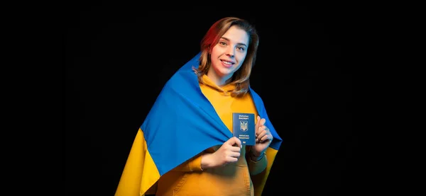 Menina Ucraniana Bonita Com Bandeira Estado Nacional Ucrânia Passaporte Fundo — Fotografia de Stock