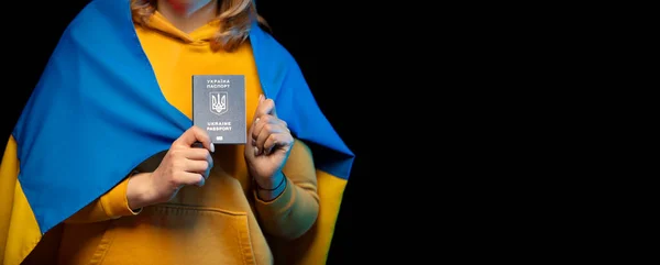 Vacker Ukrainsk Flicka Med Nationalstatens Flagga Ukraina Och Pass Svart — Stockfoto