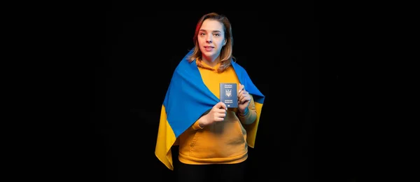 Schöne Ukrainische Mädchen Mit Der Nationalflagge Der Ukraine Und Pass — Stockfoto