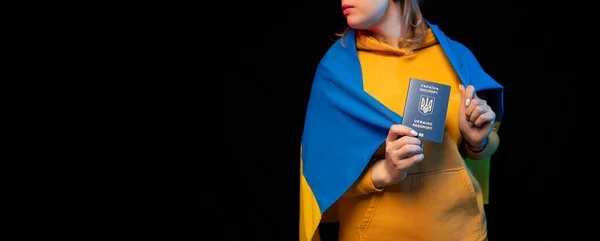 우크라이나 국기와 여권검은 배경의 아름다운 우크라이나 러시아 우크라이나 우크라이나에 기도를 — 스톡 사진