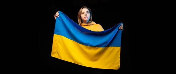 Krásná Ukrajinská Dívka Národní Státní Vlajkou Ukrajiny Černém Pozadí Rozumím — Stock fotografie