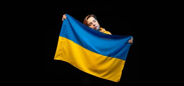 黒の背景にウクライナの国旗を持つ美しいウクライナの女の子 コピースペース ロシア ウクライナ戦争 ウクライナのために助けと祈りなさい 戦争をやめろ — ストック写真