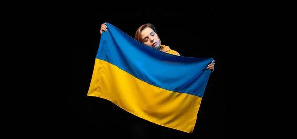 Menina Ucraniana Bonita Com Bandeira Estado Nacional Ucrânia Fundo Preto — Fotografia de Stock