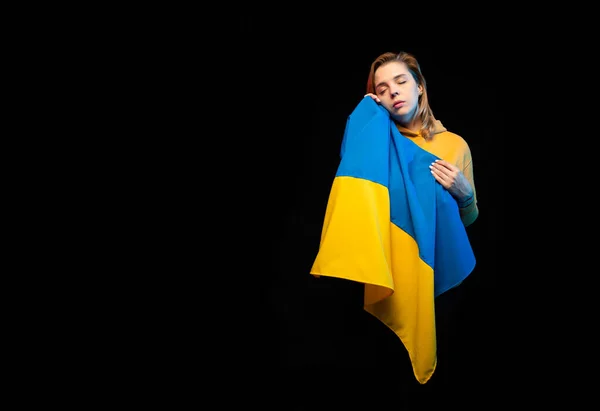 Menina Ucraniana Bonita Com Bandeira Estado Nacional Ucrânia Fundo Preto — Fotografia de Stock