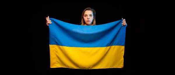 美丽的乌克兰女孩 身披乌克兰国旗 背景为黑色 复制空间 俄罗斯乌克兰战争 帮助和为乌克兰祈祷 停止战争 — 图库照片