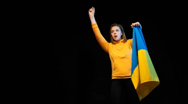 Menina Ucraniana Bonita Com Bandeira Estado Nacional Ucrânia Fundo Preto — Fotografia de Stock