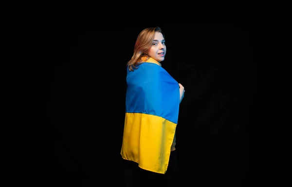 Όμορφη Ουκρανή Κοπέλα Την Εθνική Σημαία Της Ουκρανίας Μαύρο Φόντο — Φωτογραφία Αρχείου