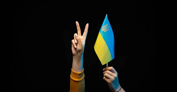Bandeira Nacional Ucrânia Pau Nas Mãos Símbolo Estado Ucraniano Gesto — Fotografia de Stock