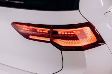 Vinnitsa, Ukrayna - Haziran 01, 2021. Volkswagen Golf 8 GTI - galeride yeni model araba sunumu - arka LED ışıkları