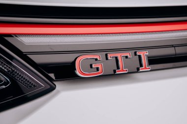Vinnitsa, Ukrayna - Haziran 01, 2021. Volkswagen Golf 8 GTI - Showroom 'da yeni model araba sunumu - logo