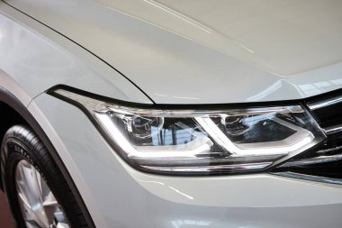 Vinnitsa, Ukrayna - 18 Şubat 2021. Volkswagen Tiguan 2021 - Showroom 'da yeni model araba sunumu - far