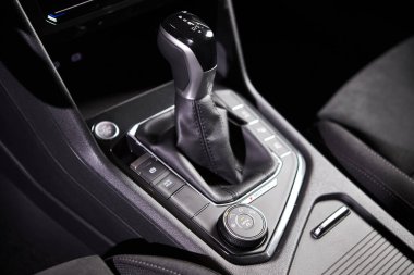 Vinnitsa, Ukrayna - 18 Şubat 2021. Volkswagen Tiguan 2021 - Showroom 'da yeni model araba sunumu - şanzıman