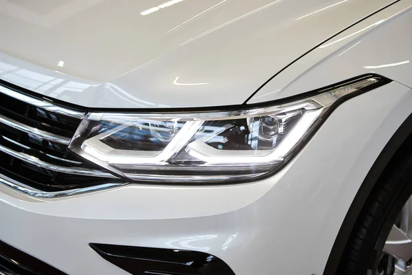 Vinnitsa, Ukrayna - 18 Şubat 2021. Volkswagen Tiguan 2021 - Showroom 'da yeni model araba sunumu - far