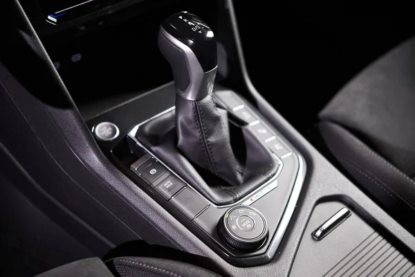 Vinnitsa, Ukrayna - 18 Şubat 2021. Volkswagen Tiguan 2021 - Showroom 'da yeni model araba sunumu - şanzıman