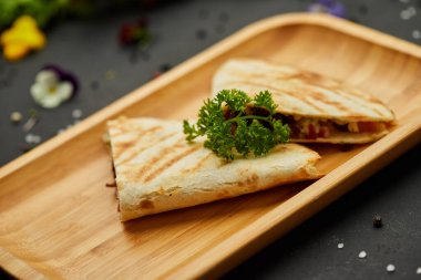 Lezzetli atıştırmalıklar, sebzeli ve etli tortilla. Restoran menüsü için fotoğraf. Meksika Taco yemeği.