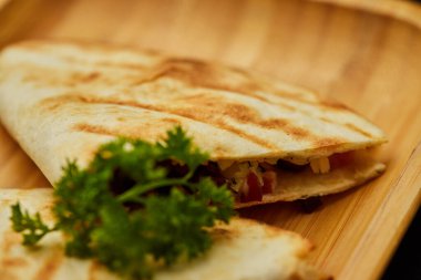 Lezzetli atıştırmalıklar, sebzeli ve etli tortilla. Restoran menüsü için fotoğraf. Meksika Taco yemeği.