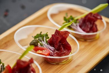 Kuru jambondan aperatif, arka planda jambon dilimleri. Restoran menüsü için fotoğraf